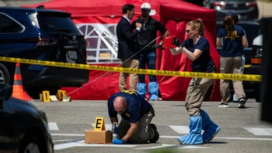 Investigadores del FBI trabajan en el lugar de un presunto tiroteo en el que participó el ICE en Biddeford, Maine, el 13 de julio de 2026.