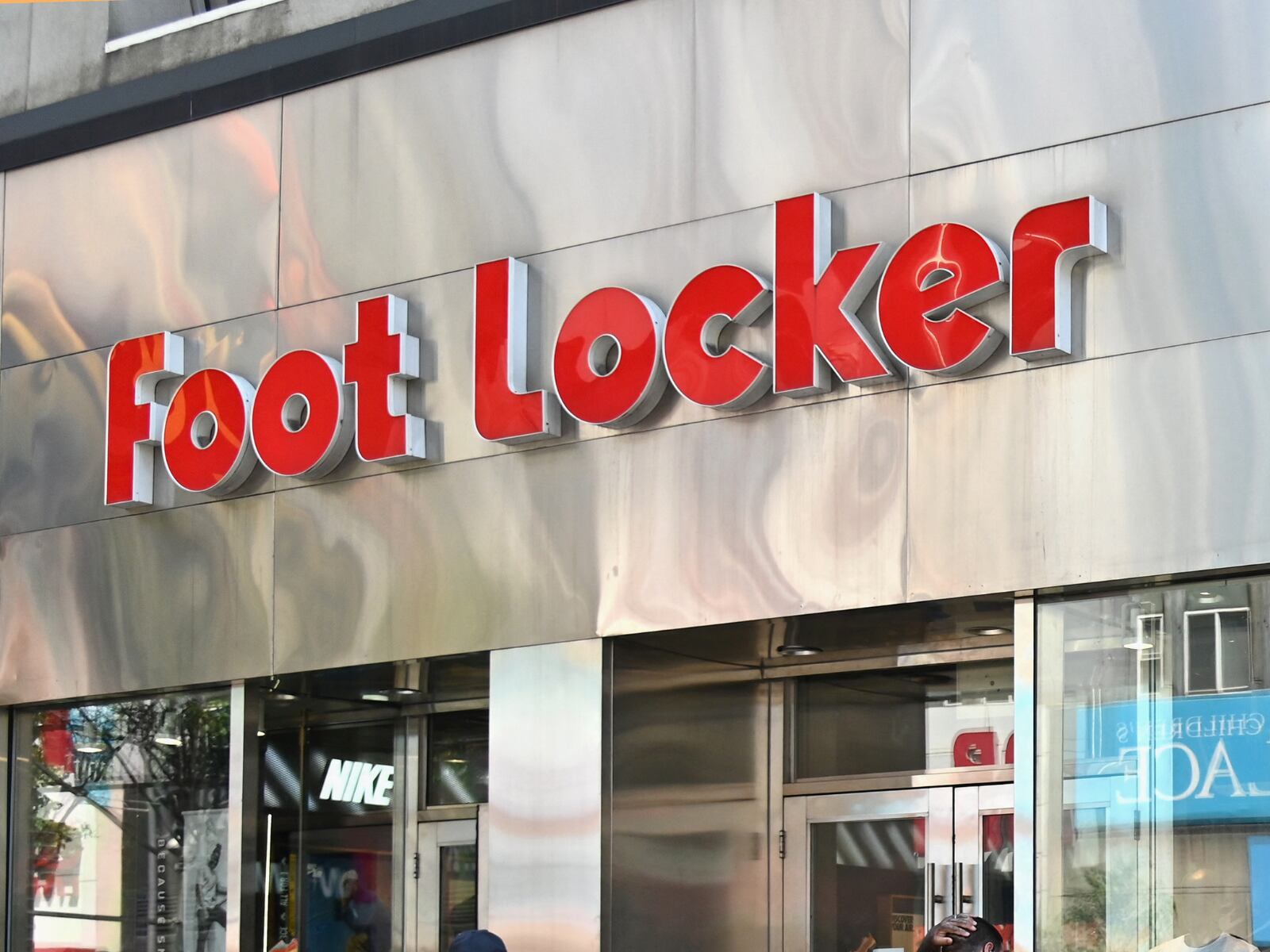¿Te preguntas por qué Foot Locker está cerrando más de 400 tiendas para el 2026? Exploramos las razones detrás de esta decisión estratégica y cómo podría impactar en el panorama minorista y en los consumidores (Foto: AFP)