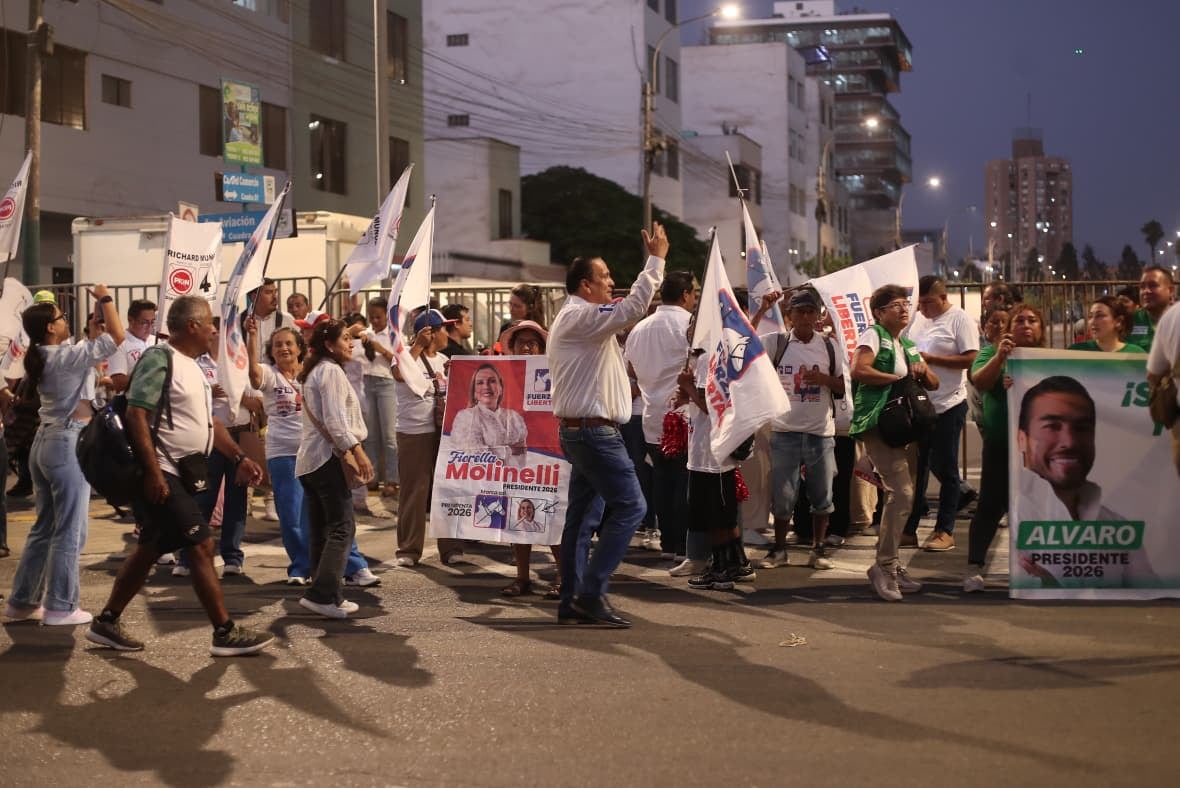 Debate electoral JNE | Simpatizantes de diversos partidos se concentran en los exteriores del Centro de Convenciones en San Borja, para apoyar a los candidatos de sus partidos en el segundo día del debate electoral de cara a las elecciones presidenciales 2026. Fotos: Jesús Saucedo / @photo.gec