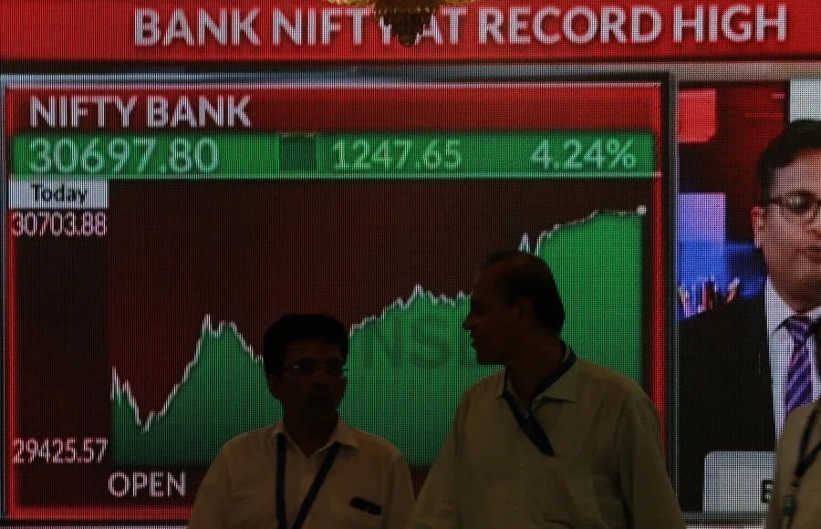 La medida busca profundizar los mercados financieros y atraer capital global minorista en un momento de alta volatilidad. (Imagen: EFE)