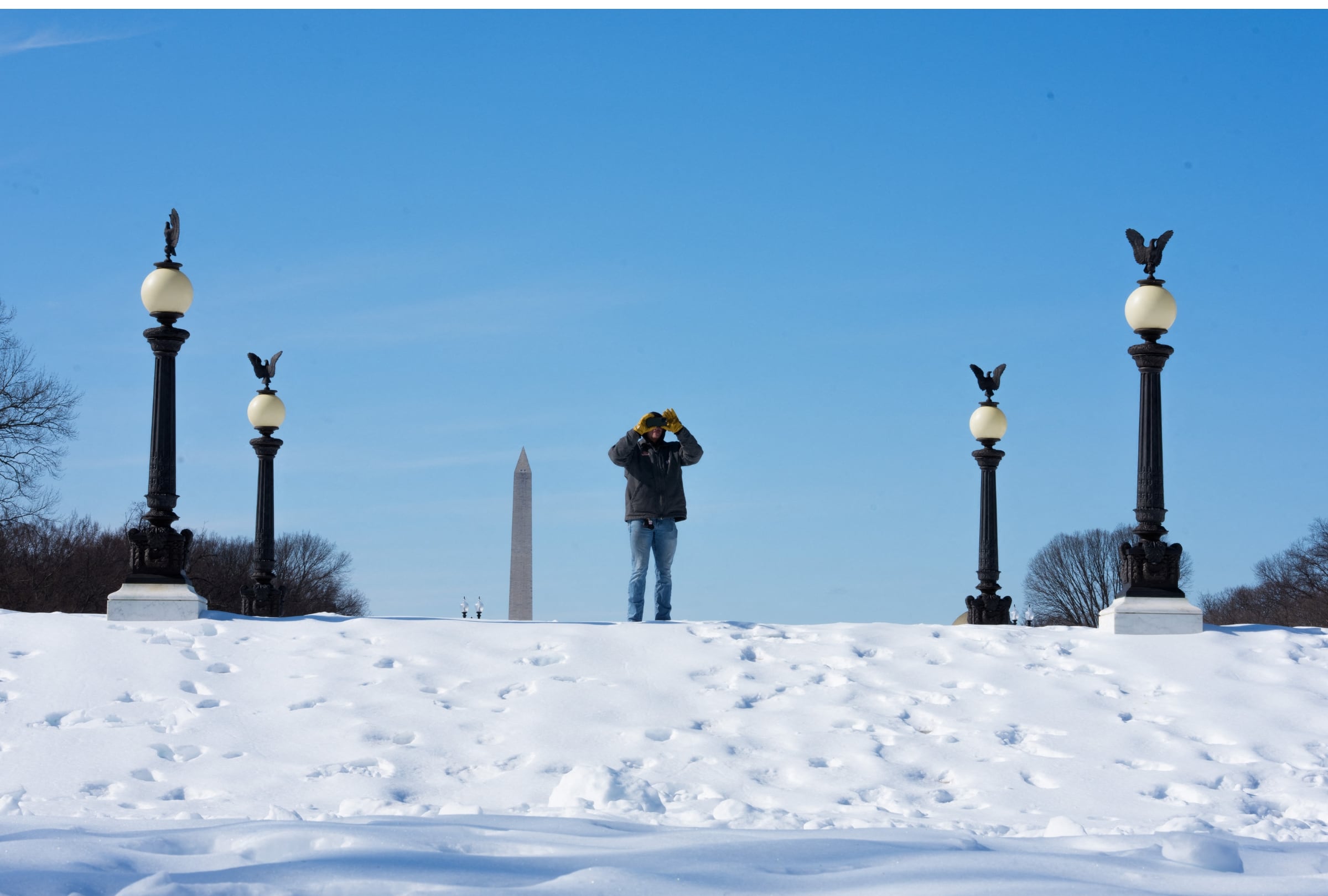 Una persona toma una foto con un teléfono móvil en el National Mall de Washington D. C., el 31 de enero del 2026 (Foto: Aaron Schwartz / AFP)
