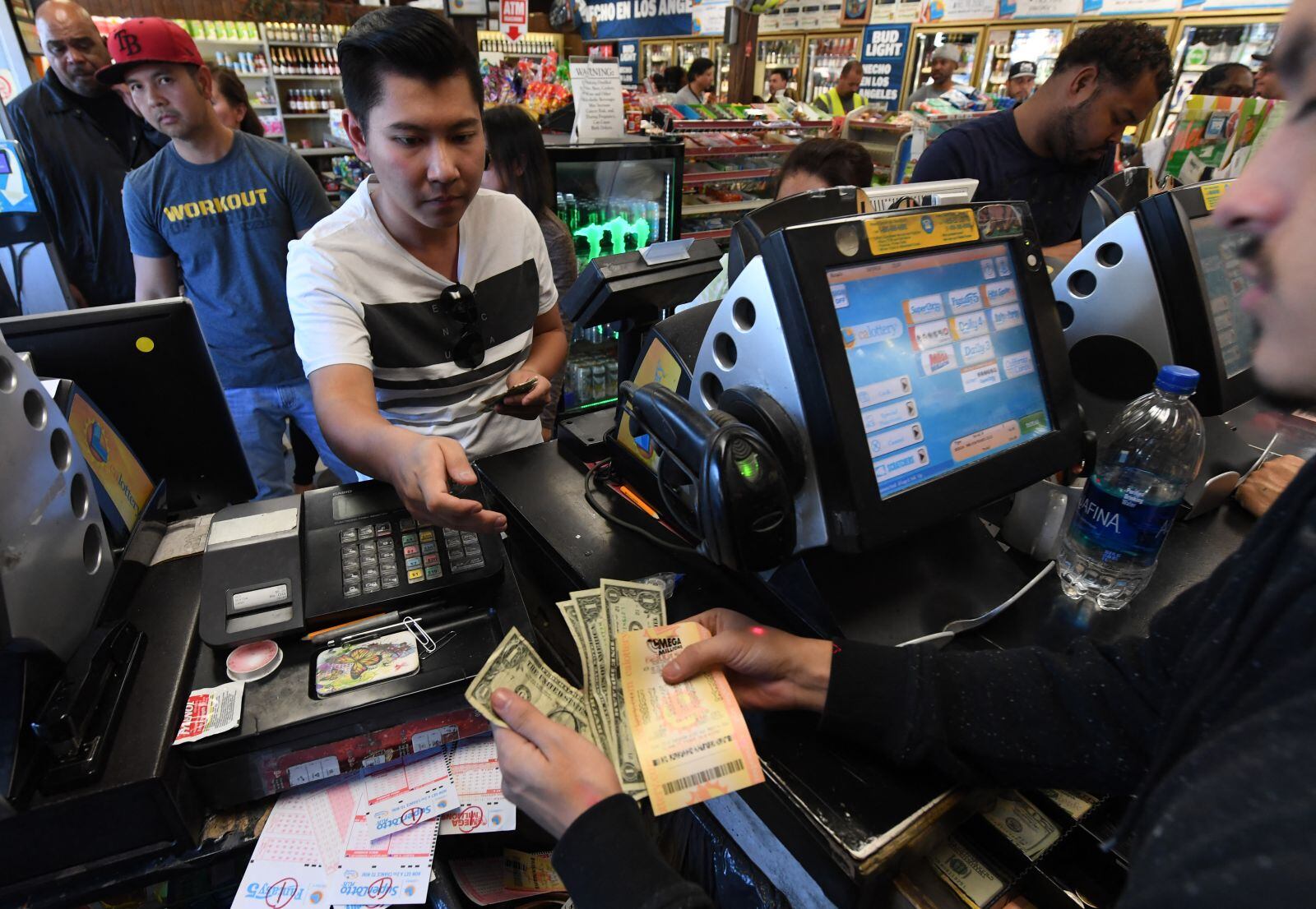 Jugadores sueñan con ganar la Lotería Mega Millions y hacerse millonarios (Foto: AFP)