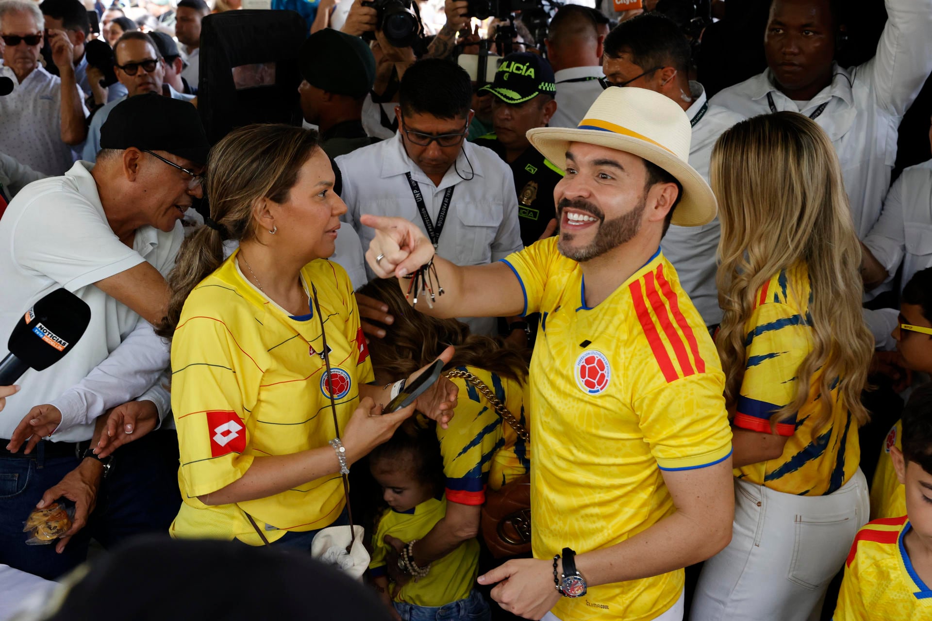 Abelardo de la Espriella llega a votar en Barranquilla en la segunda vuelta de las elecciones presidenciales en Colombia. (EFE/ Mauricio Dueñas Castañeda).