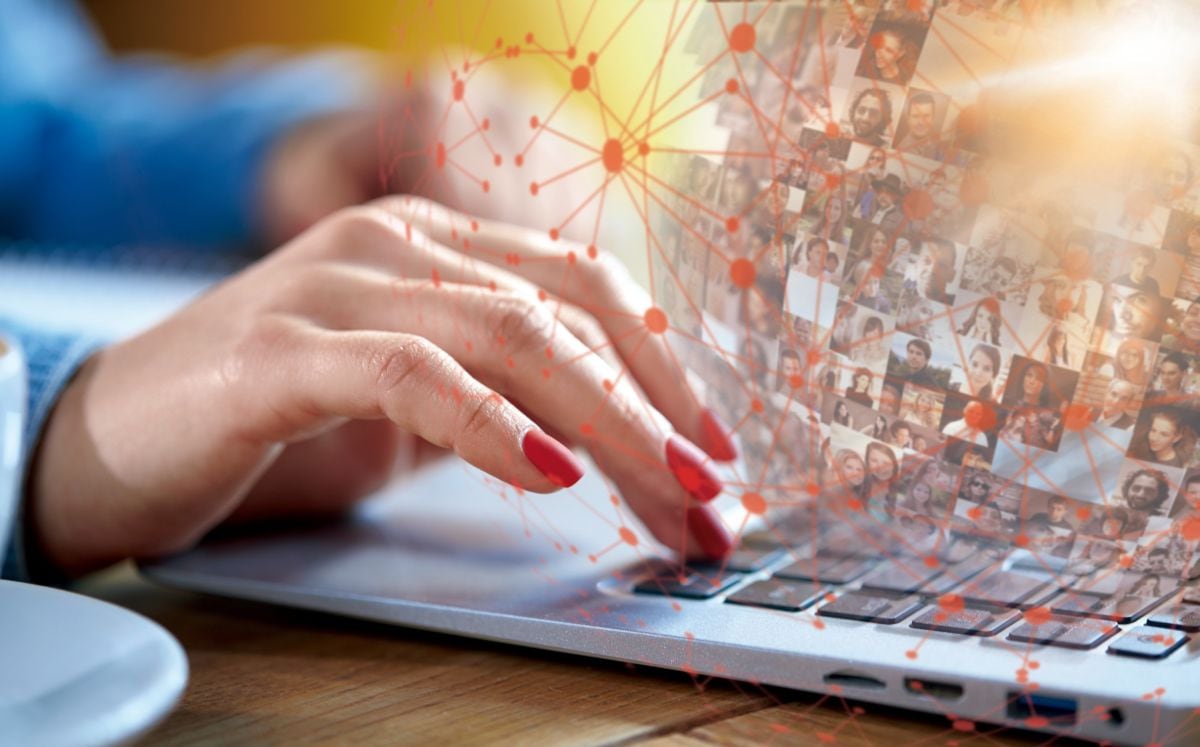 Mantener el CV actualizado de forma constante permite a los talentos estar visibles ante reclutadores, incluso sin buscar empleo activamente. Foto: Pixabay.