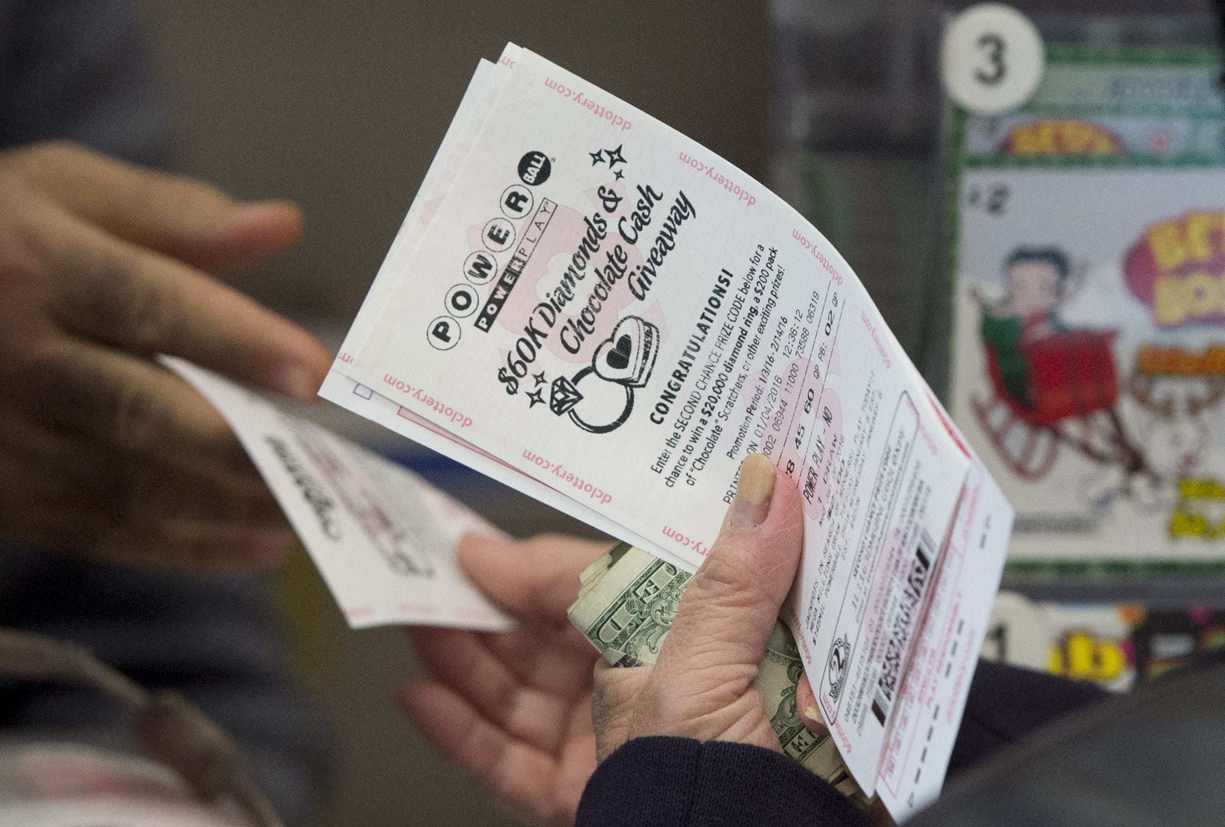 En esta nota conocerás los resultados del sorteo del Powerball del lunes 9 de febrero y descubrir si alguien se quedó con el premio mayor. (Foto: SAUL LOEB / AFP)