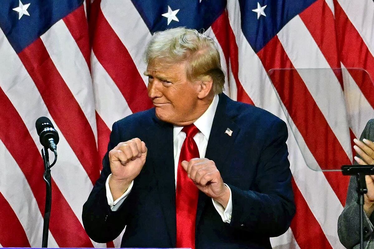 El expresidente estadounidense y candidato republicano, Donald Trump, después de hablar durante un evento en el Centro de Convenciones de West Palm Beach en West Palm Beach, Florida, la madrugada del 6 de noviembre de 2024. (Foto de Jim WATSON / AFP)