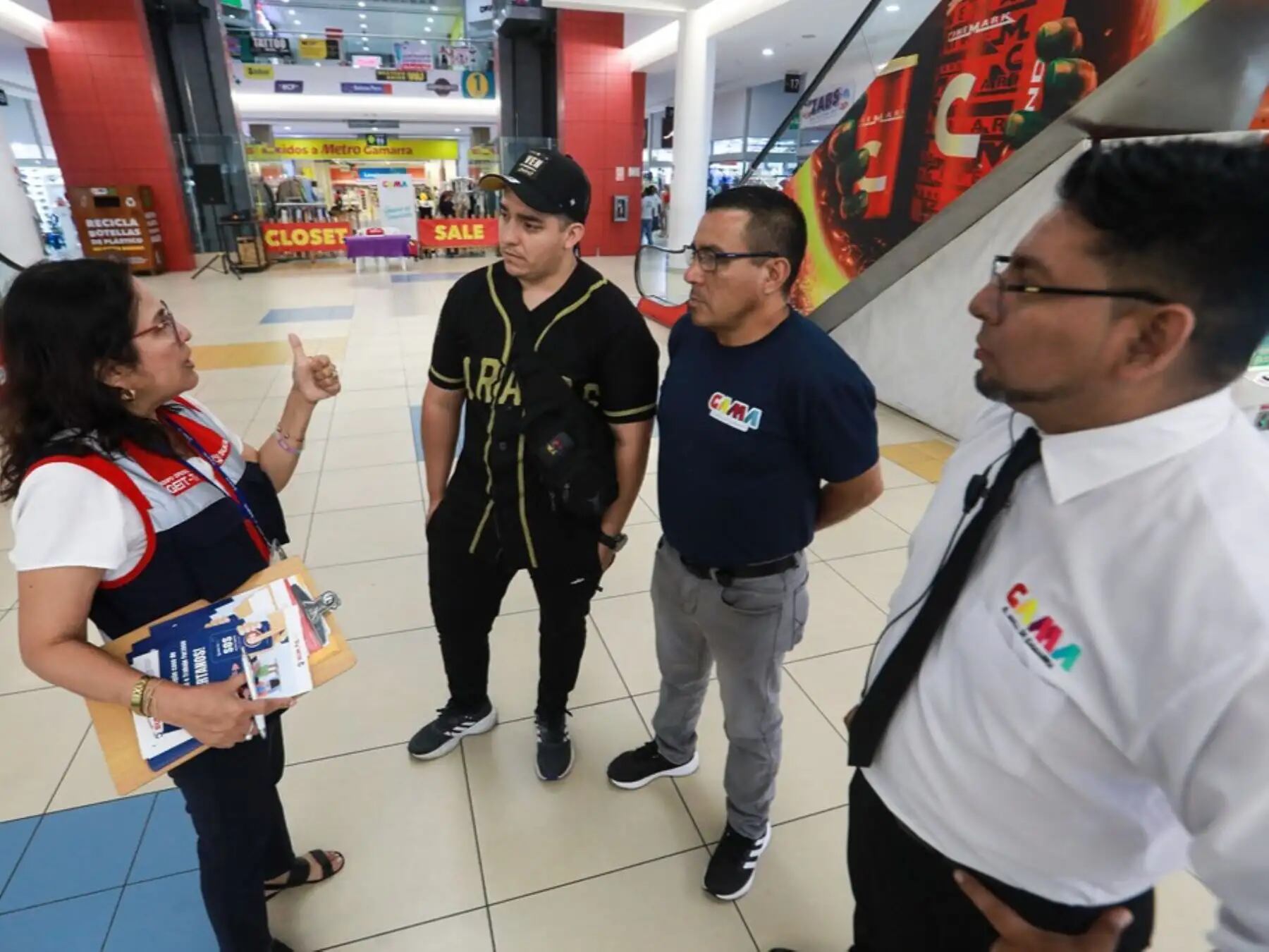 La nueva normativa aprobada establece que las empresas deberán replantear espacios, pausas y costos para garantizar descansos sentados, abriendo un nuevo frente de fiscalización laboral y productividad. Foto: Andina