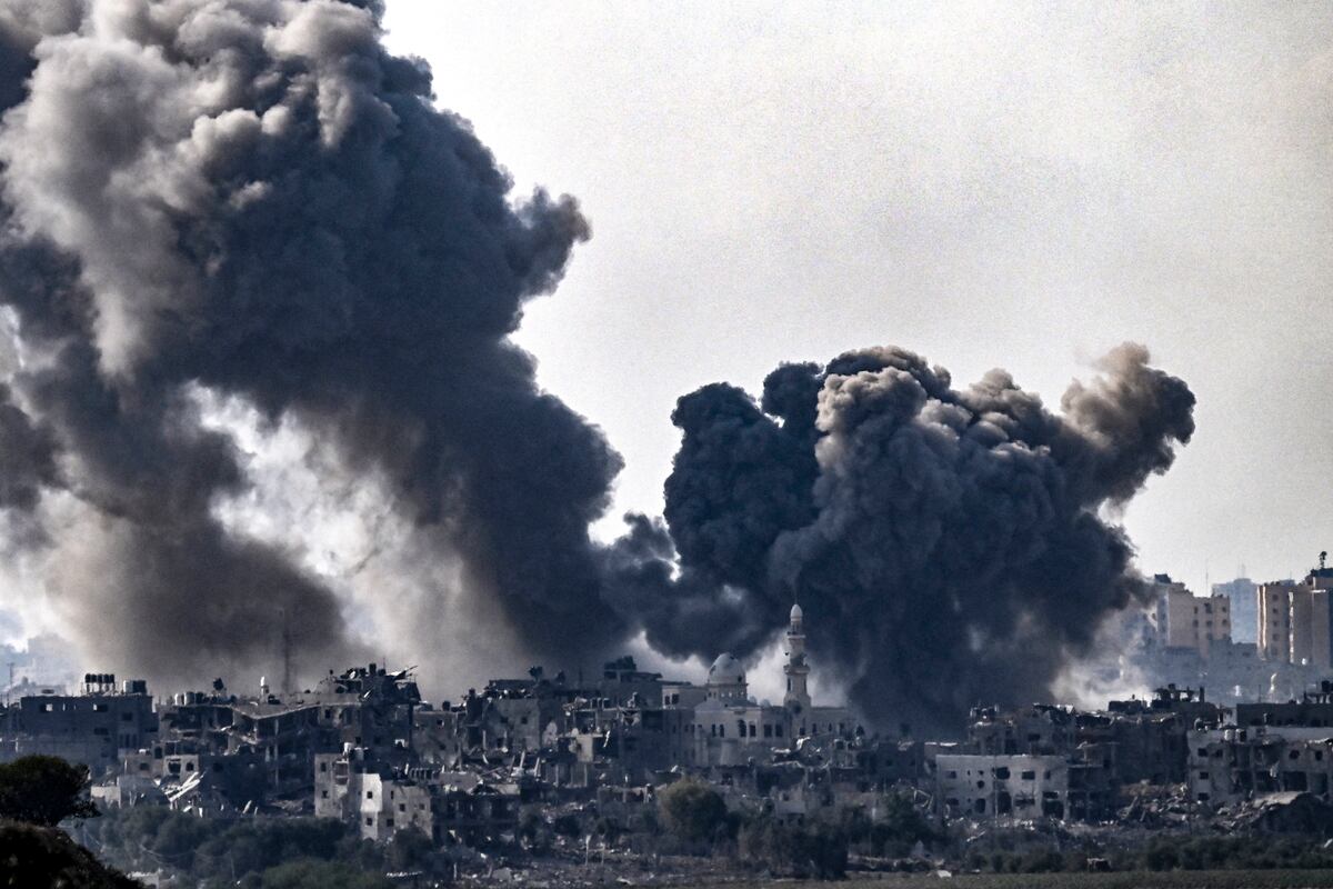 Una fotografía tomada desde Sderot muestra columnas de humo que se elevan sobre los edificios durante un ataque israelí en el norte de la Franja de Gaza el 14 de octubre de 2023. (Foto de Aris MESSINIS / AFP)
