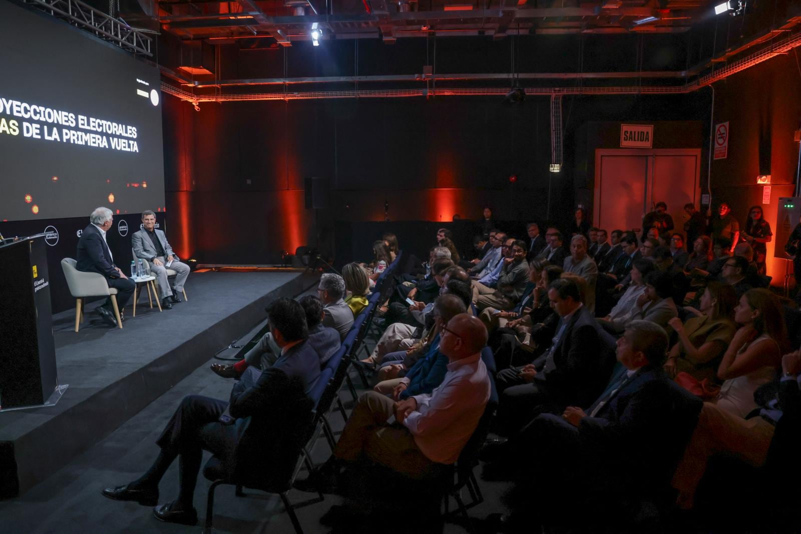 "Últimas proyecciones electorales a cuatro días de la primera vuelta", realizado por El Comercio y América Multimedia. Andrés Malamud en diálogo con Mario Ghibellini. Foto: Hugo Pérez / El Comercio