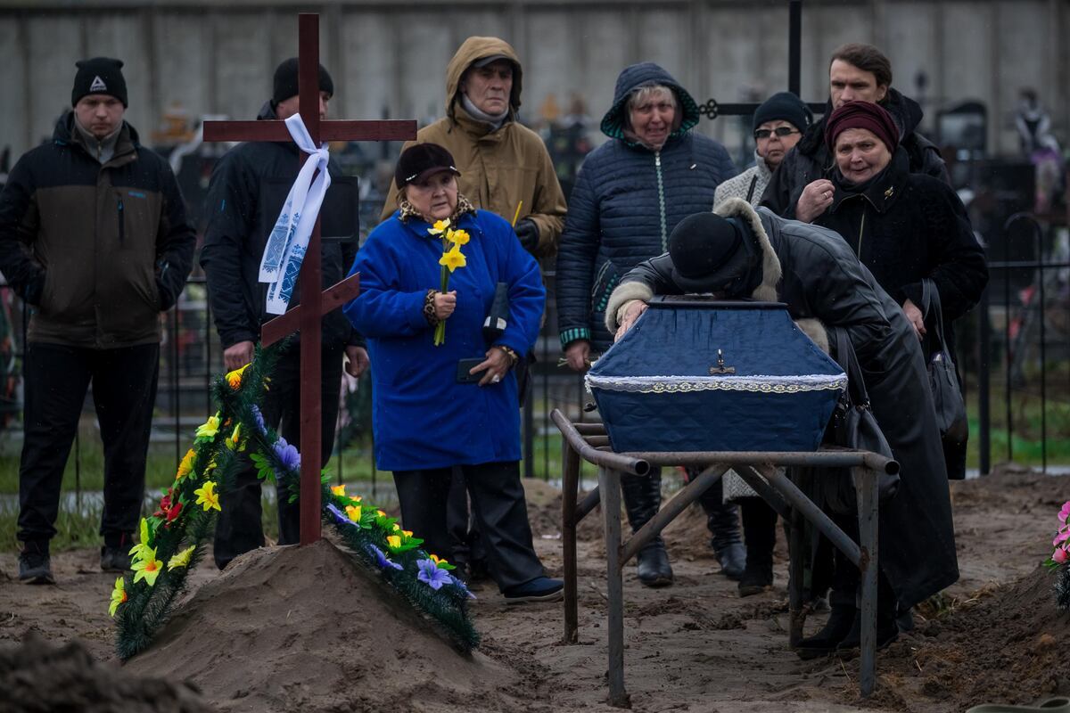 Familiares entierran hoy a una persona en el cementerio, en Bucha (Ucrania). Organismos multilaterales han expresado en los últimos días su conmoción ante las informaciones de las "terribles atrocidades" cometidas por Rusia en ciudades ucranianas como Bucha, Irpin y Mariúpol, y en la estación de trenes de Kramatorsk. (Foto: EFE/ MIGUEL GUTIÉRREZ).