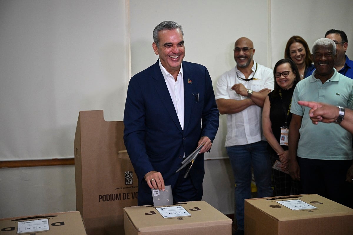 El presidente de República Dominicana y candidato presidencial por el Partido Revolucionario Moderno (PRM), Luis Abinader, emite su voto en Santo Domingo, el 19 de mayo de 2024. (Foto de Federico PARRA / AFP)