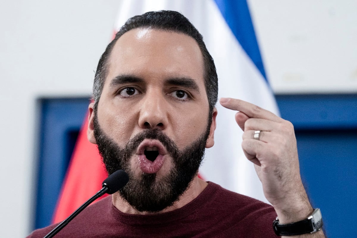 El presidente de El Salvador, Nayib Bukele, habla durante una conferencia de prensa en el centro penitenciario "Jorge Arturo Montero Castro" en Alajuela, Costa Rica, el 12 de noviembre de 2024. (Foto de Ezequiel BECERRA / AFP)