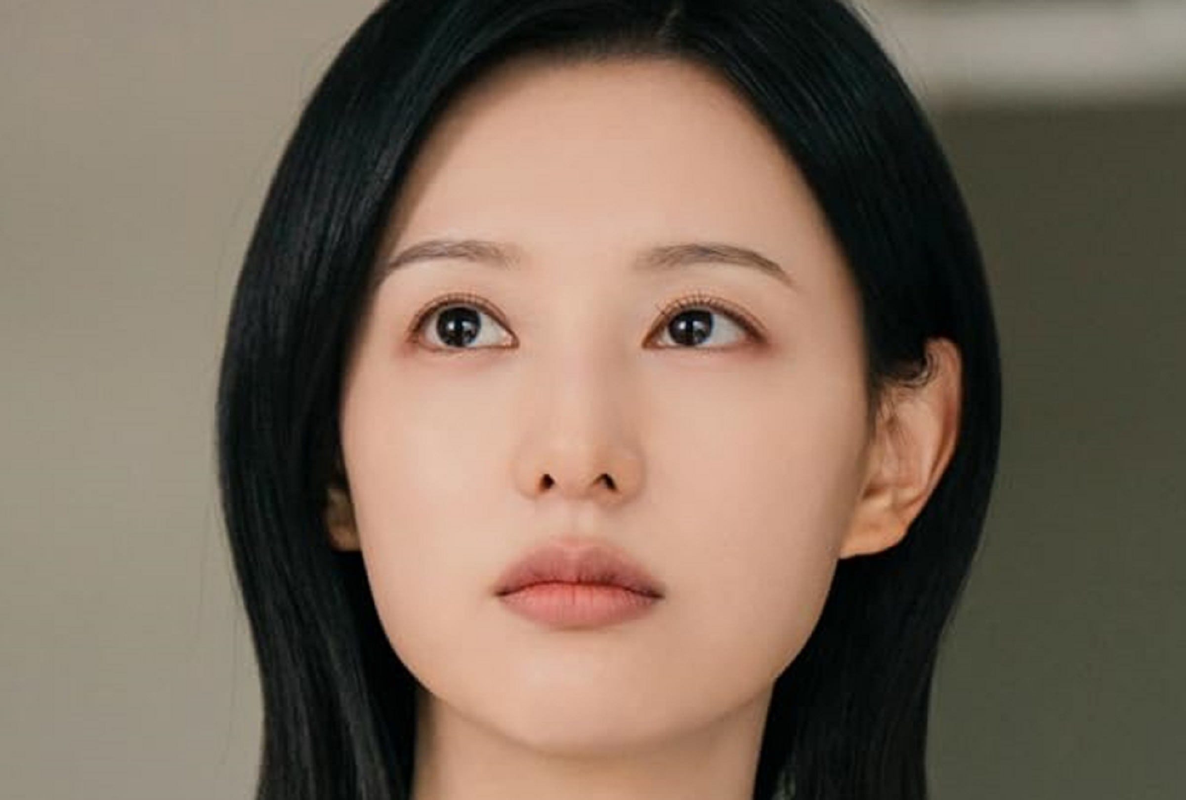 Kim You-jung da vida a Lee Ga-kyung / Geum Seo-hee, quien acepta convertirse en espía para cumplir su sueño de viajar a Estados Unidos, en la serie coreana "Doctora X" (Foto: Studio S/ Studio Dragon/ HighZium Studio)