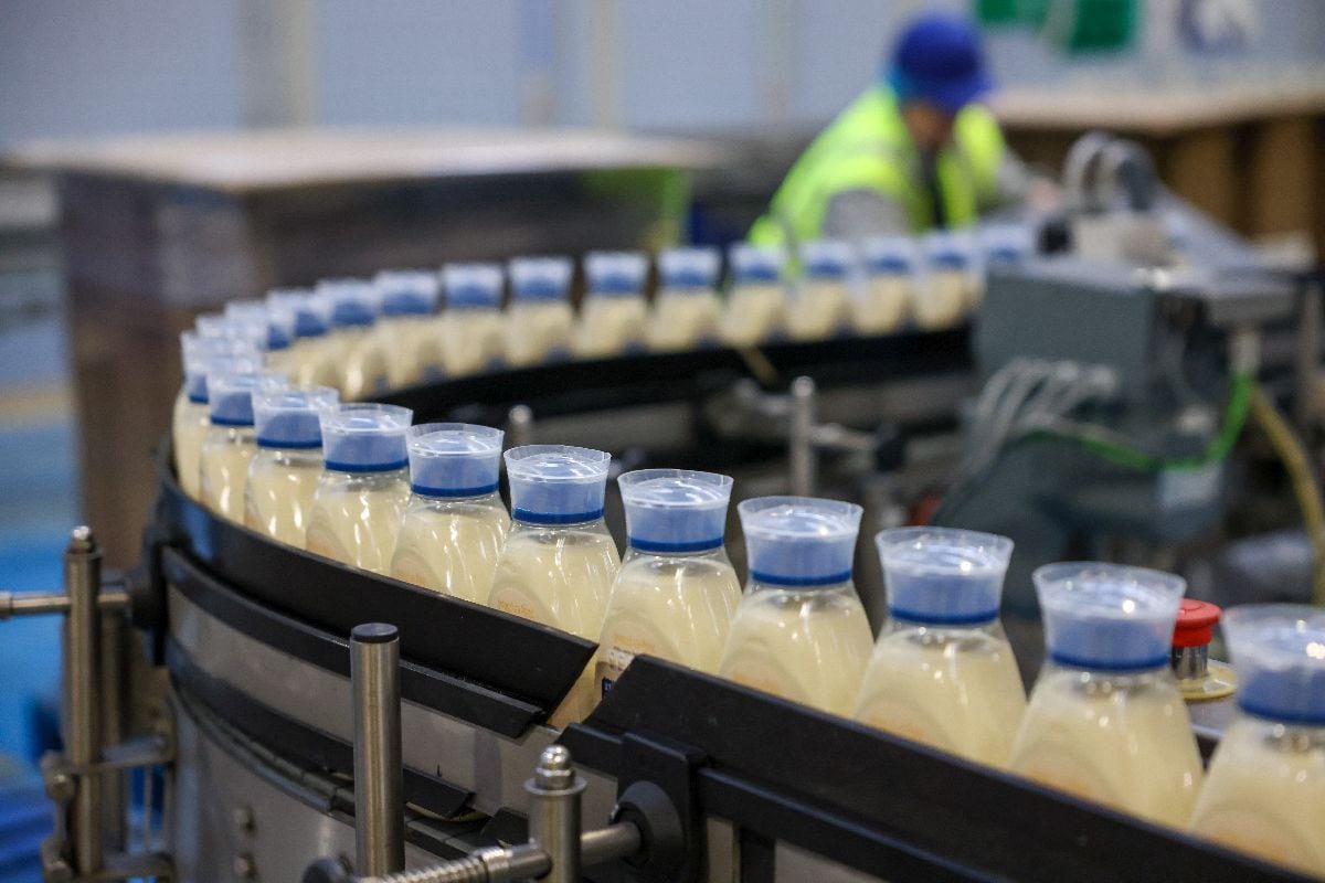 Botellas de plástico de mayonesa Hellmann's Real Mayonnaise en la línea de envasado dentro de la fábrica de Unilever PLC en Burton upon Trent, Reino Unido, el miércoles 5 de febrero de 2025. Fotógrafa: Hollie Adams/Bloomberg