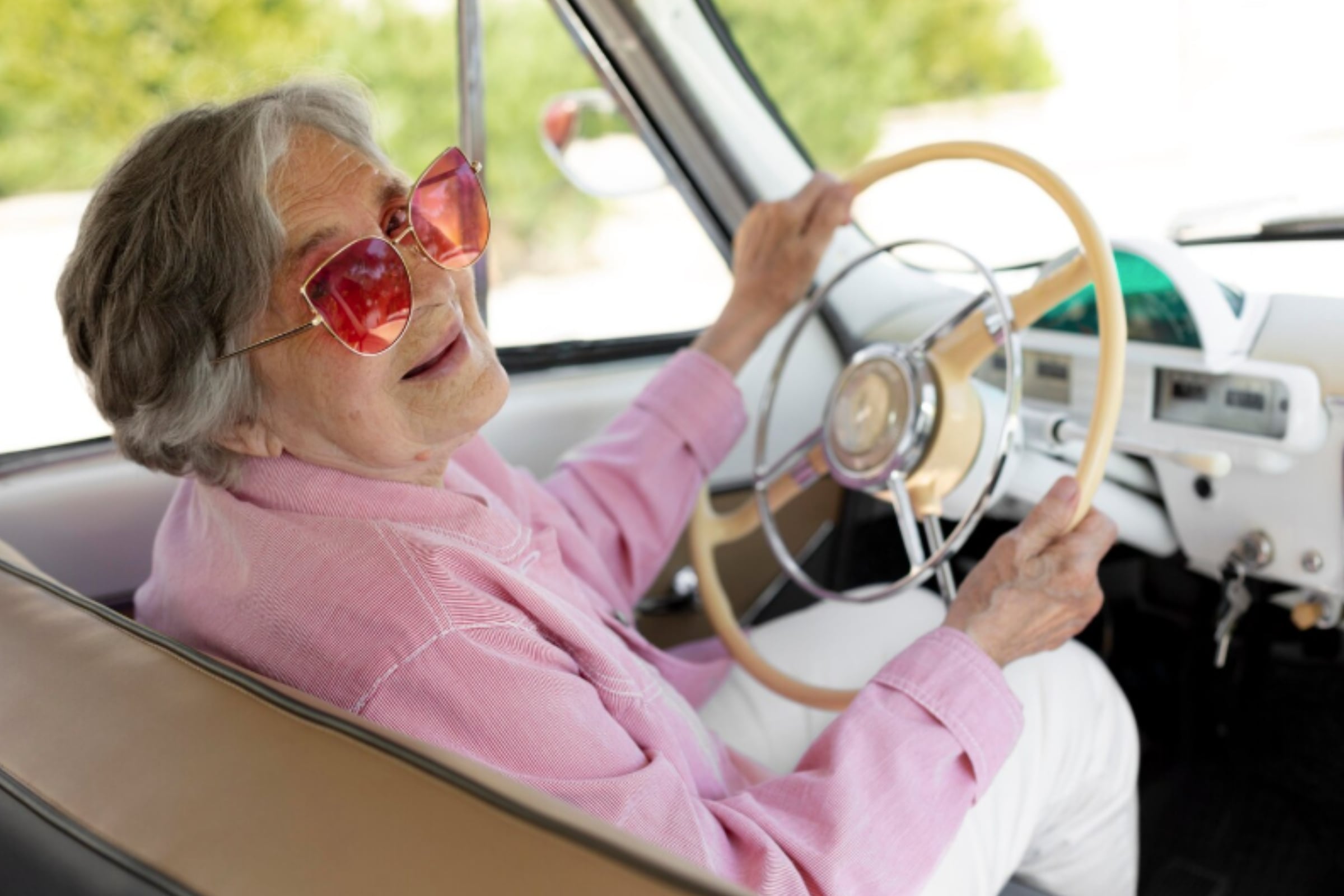 Estos cambios pretenden brindar una mayor seguridad a los conductores de avanzada edad. (Crédito: Freepik)
