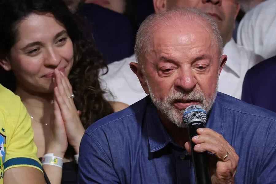 El presidente de Brasil, Luiz Inácio Lula da Silva, pronuncia un discurso tras ganar las elecciones presidenciales de Brasil este domingo, en el Hotel Intercontinental, en Sao Paulo (Brasil). EFE/ Sebastiao Moreira