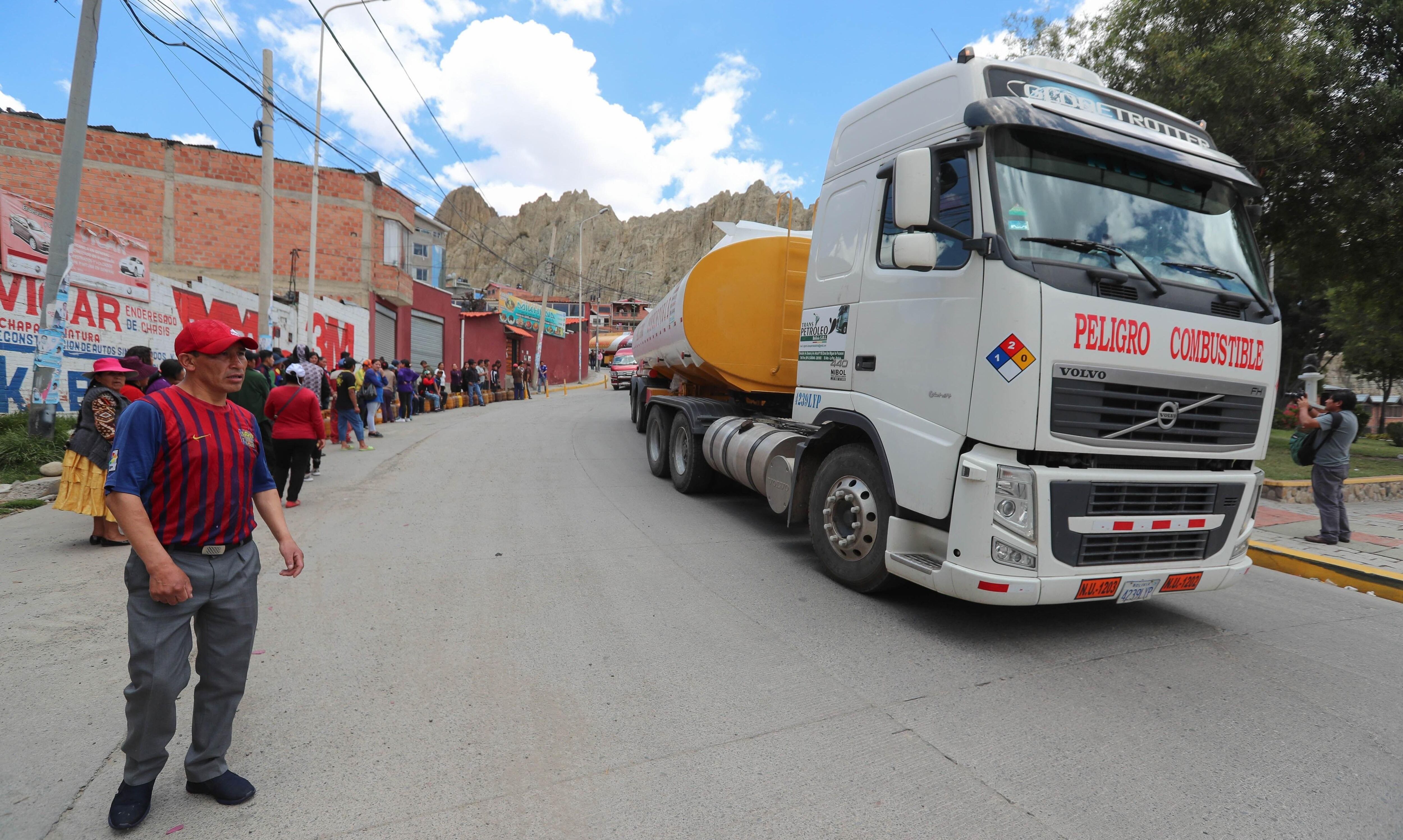 La protesta de los partidarios de Evo Morales ha agudizado la crisis del combustible en Bolivia. Foto referencial: EFE