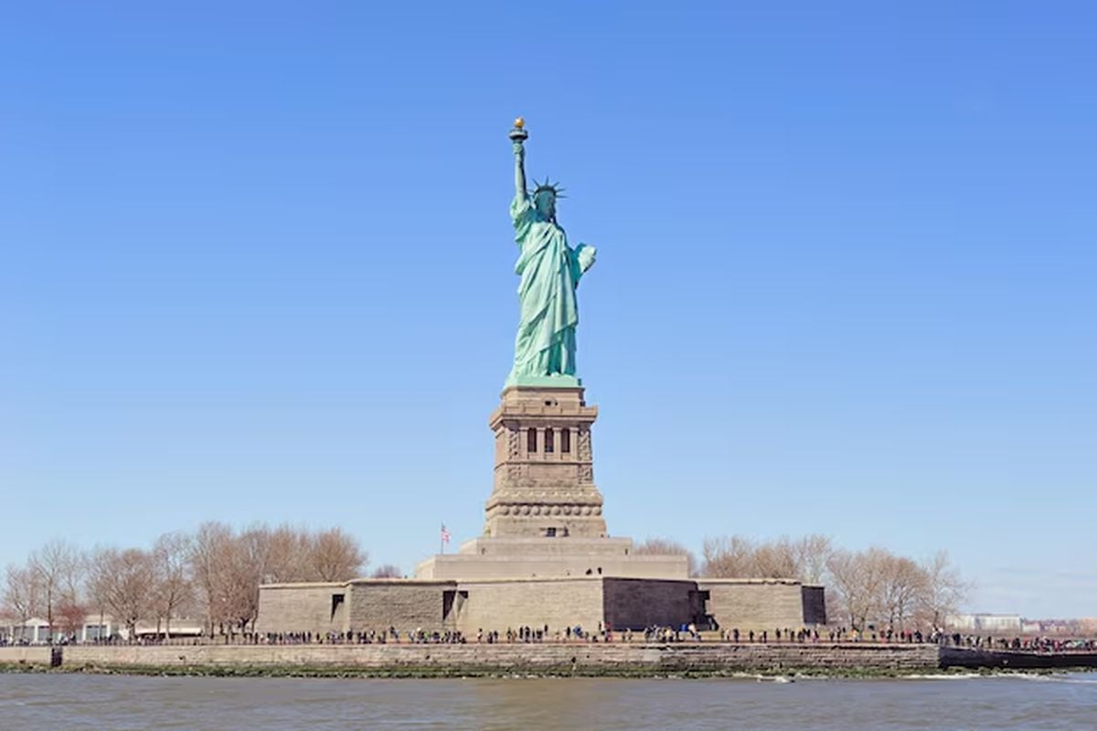 La Estatua de la Libertad es uno de los monumentos más reconocidos de Nueva York y del mundo entero (Foto: Freepik)