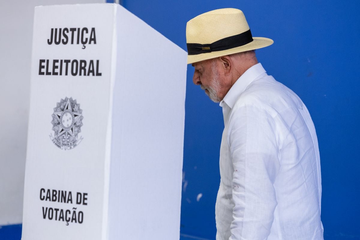 Luiz Inácio Lula da Silva emite su voto en un centro de votación en São Paulo el domingo.