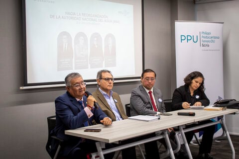 Juan Carlos Castro, jefe de la ANA (micro en mano), durante su participación en el evento del Estudio PPU. Foto: PPU.