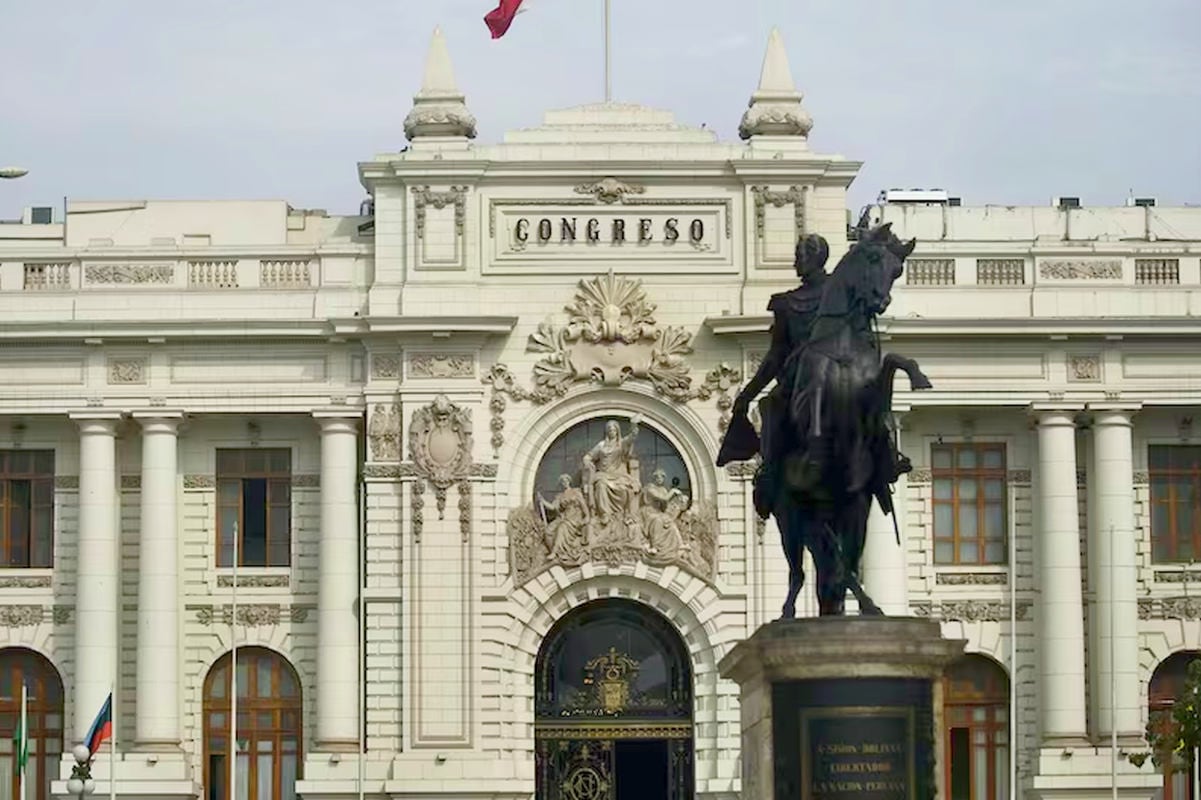 Y no hemos hablado de las semanas de representación, que en realidad son vacaciones mensuales pagadas.