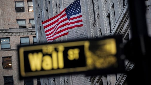 FOTO DE ARCHIVO. La bandera de Estados Unidos se ve en un edificio en Wall St. en el distrito financiero de Nueva York, Estados Unidos