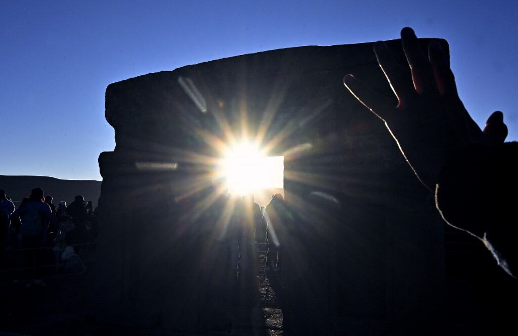 El sol brilla a través del Intipunku (Puerta del Sol) durante la celebración del solsticio de invierno del Año Nuevo Aymara (Inti Raymi) en Tiwanaku, Bolivia, el 21 de junio de 2025.(Foto de AIZAR RALDES / AFP)