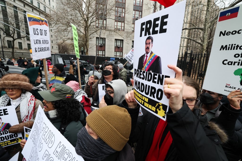 Manifestantes sostienen pancartas en apoyo al destituido presidente venezolano Nicolás Maduro frente al Tribunal Federal Daniel Patrick Moynihan, mientras Maduro aguarda su audiencia de lectura de cargos el 5 de enero de 2026 en Nueva York. El dictador izquierdista Nicolás Maduro, de 63 años, enfrenta cargos de narcotráfico junto con su esposa, quien también fue capturada y sacada de Caracas en el impactante asalto estadounidense del 3 de enero, que incluyó comandos, bombardeos aéreos y una enorme fuerza naval frente a las costas de Venezuela. (Foto de TIMOTHY A. CLARY / AFP)