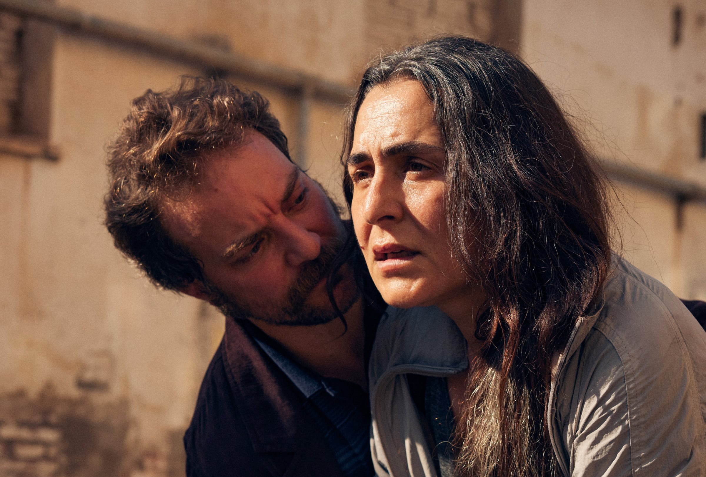 El actor Pol López como Zárate y la actriz Candela Peña como Ripoll en una escena de la película española "La desconocida" (Foto: Netflix)