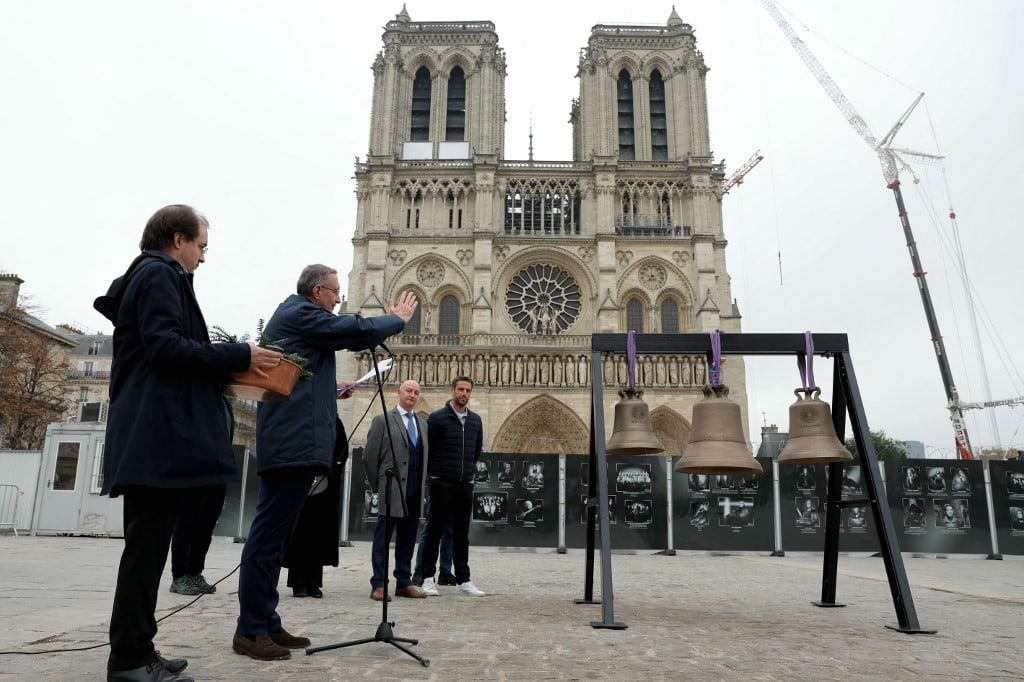 El rector y arzobispo de la catedral de Notre Dame, monseñor Olivier Ribadeau Dumas (2-i), junto al director de la fundición de campanas Cornille Havard, Paul Bergamo (centro), y el presidente francés del Comité Organizador de los Juegos Olímpicos y Paralímpicos de París 2024 (COJO), Tony Estanguet (der.), bendice las tres nuevas campanas, incluida la campana utilizada durante los Juegos Olímpicos de París, que se colocarán en la catedral de Notre Dame de París el 7 de noviembre de 2024, un mes antes de su reapertura y cinco años después de un devastador incendio. Durante los Juegos Olímpicos de París, los campeones de atletismo hicieron sonar la campana de bronce ubicada cerca de la línea de meta en el Estadio de Francia de Saint-Denis. En diciembre, esa misma campana sonará en la recién reabierta catedral de Notre Dame durante la parte más sagrada de la misa. (Foto de Thomas SAMSON / AFP)