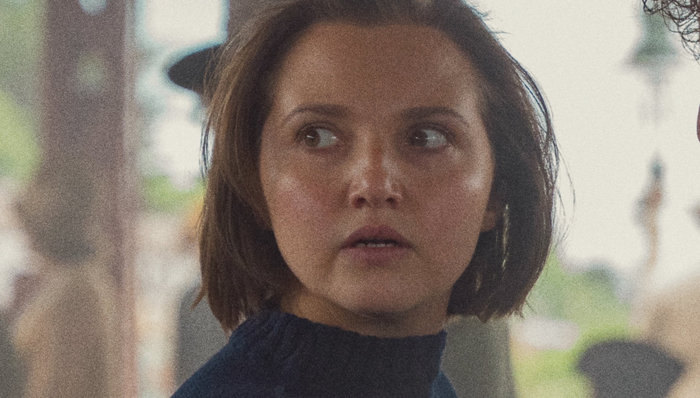 Mia McKenna-Bruce como Lady Bundle Brent en una escena de la serie "Agatha Christie: Las siete esferas" (Foto: Netflix)