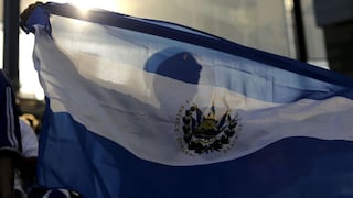 S&P eleva calificación de El Salvador a la par de Ecuador; bonos repuntan