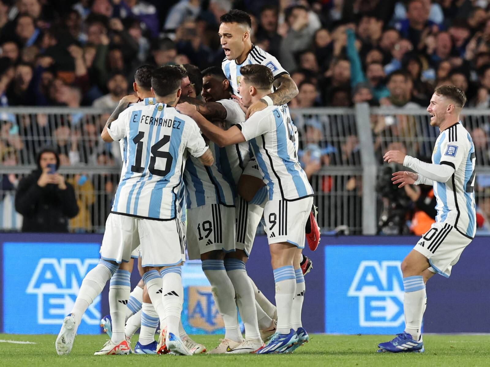 El partido entre Argentina y Costa Rica se verá en vivo y online por TyC Sports y TyC Sports Play desde los cableoperadores de Cablevisión Flow, Telecentro y Movistar TV. (Foto: AFP)