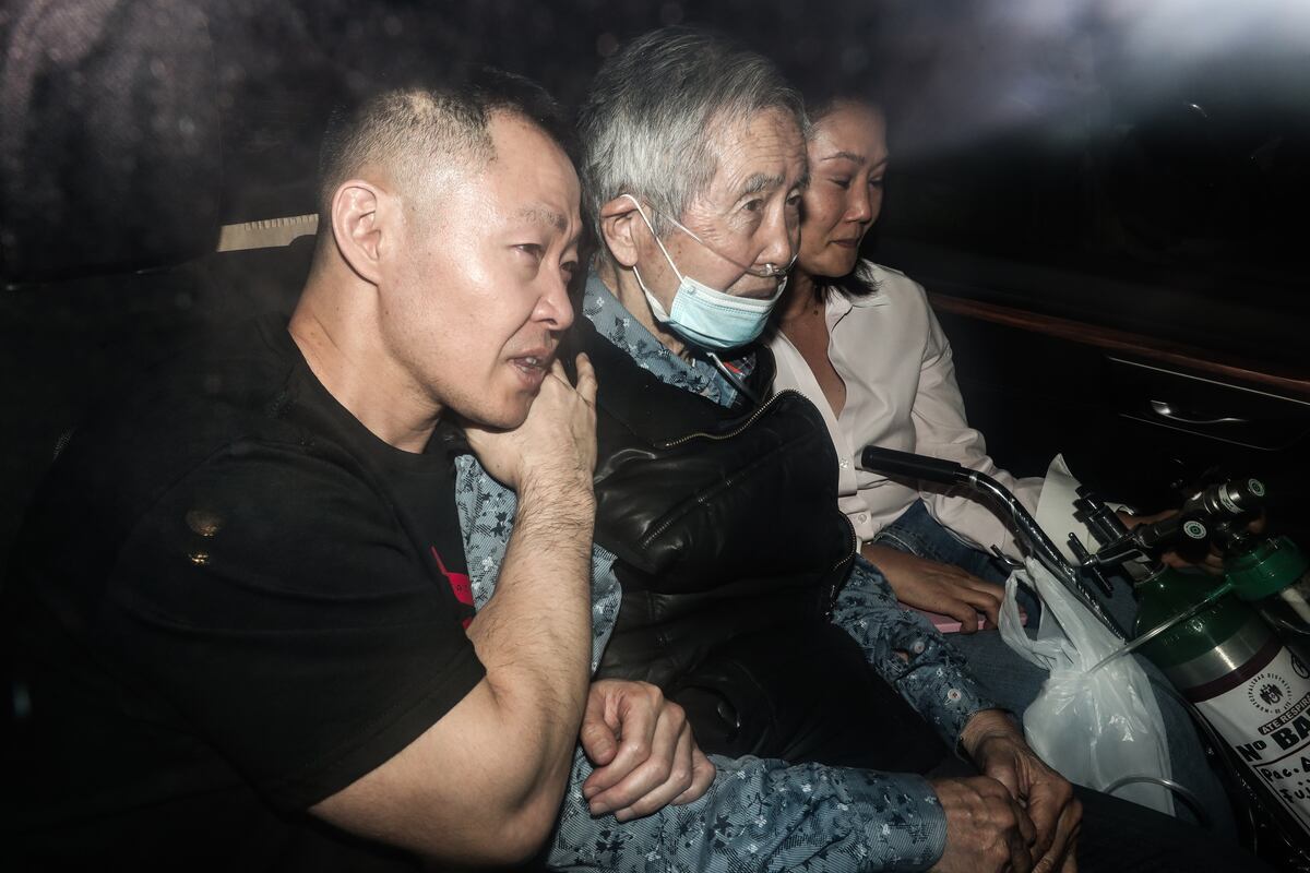 Tras un fallo del Tribunal Constitucional, el expresidente Alberto Fujimori fue liberado de prisión, sin terminar de cumplir su condena. A su salida del penal de Barbadillo, se reencontró con sus hijos Kenji y Keiko.