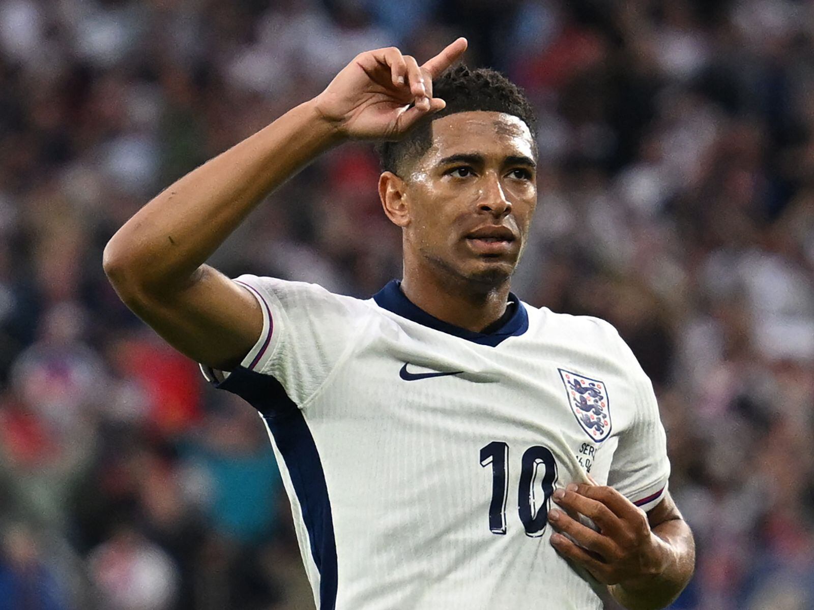 El inglés Jude Bellingham festeja el primer y único tanto de su equipo durante el partido del Grupo C de la UEFA Euro 2024 entre Serbia e Inglaterra en el Arena AufSchalke en Gelsenkirchen jugado el 16 de junio de 2024. | Crédito: Ozan Kose / AFP