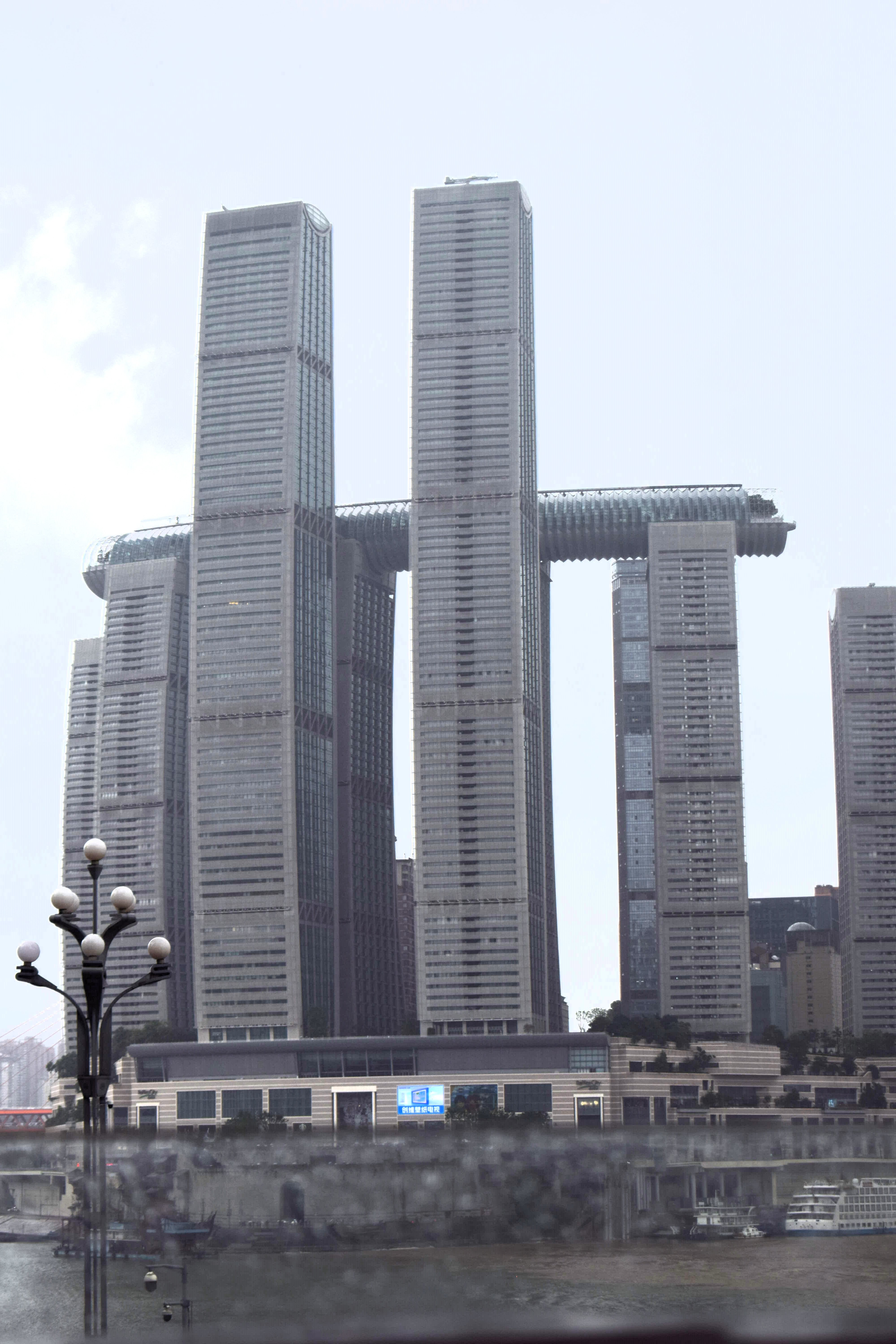 La ciudad tiene el edificio horizontal más grande del mundo, fue inaugurado a penas hace cinco años. Foto: Ani Lu Torres.