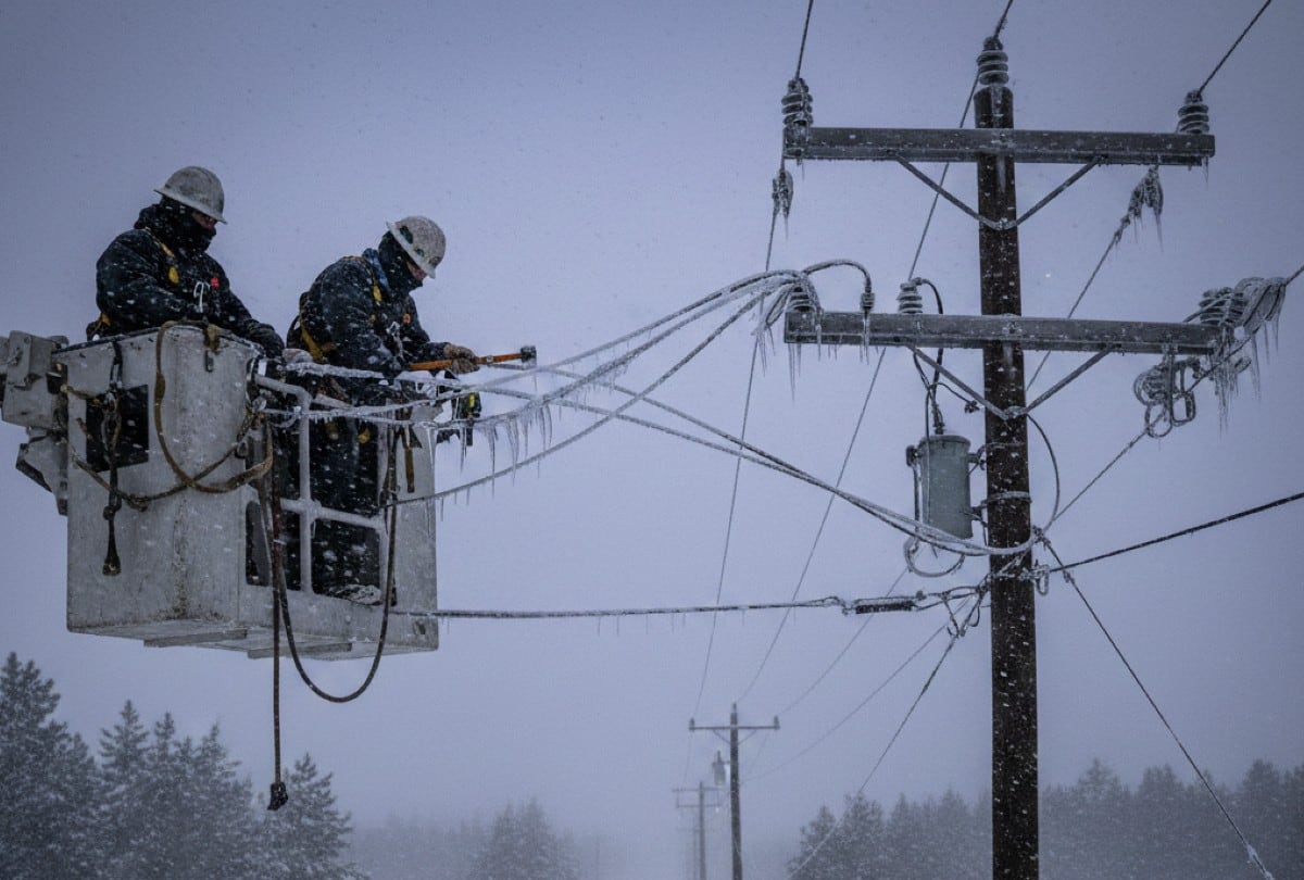 La tormenta invernal Fern dejó a cientos de miles sin luz en EE.UU., y muchos enfrentan frío extremo y carreteras bloqueadas. | Crédito: Imagen creada por Gestión Mix usando la IA de Gemini