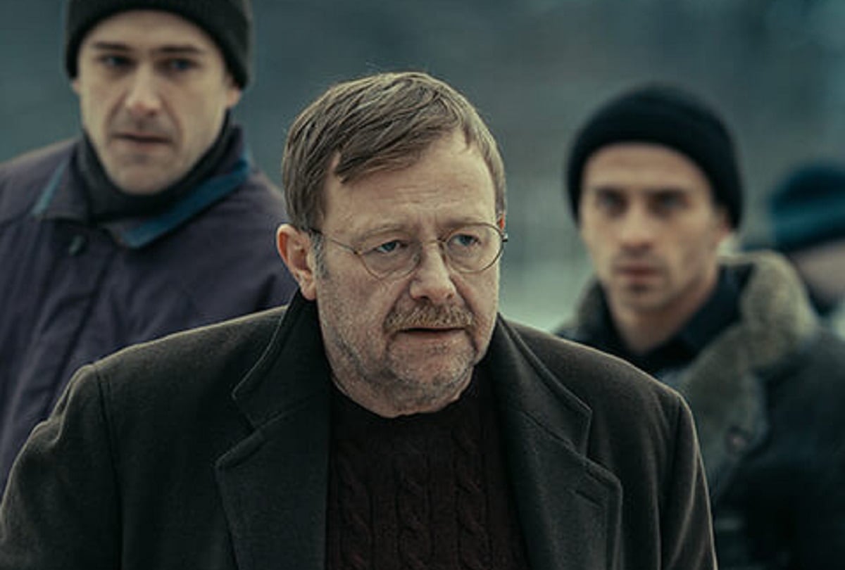El policía interpretado por Olaf Lubaszenko busca resolver el caso para recuperar su vida en la película polaca "El atraco" (Foto: Netflix)