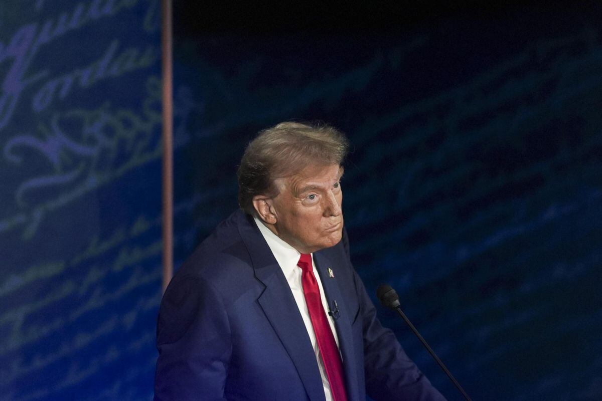 Filadelfia (Estados Unidos), 09/11/2024.- El candidato presidencial republicano Donald J. Trump escucha a la candidata presidencial demócrata a la vicepresidenta estadounidense Kamala Harris durante un debate presidencial organizado por ABC News en el National Constitution Center en Filadelfia, Pensilvania, EE.UU. el 10 de septiembre de 2024. EFE/EPA/DEMETRIUS FREEMAN / POOL