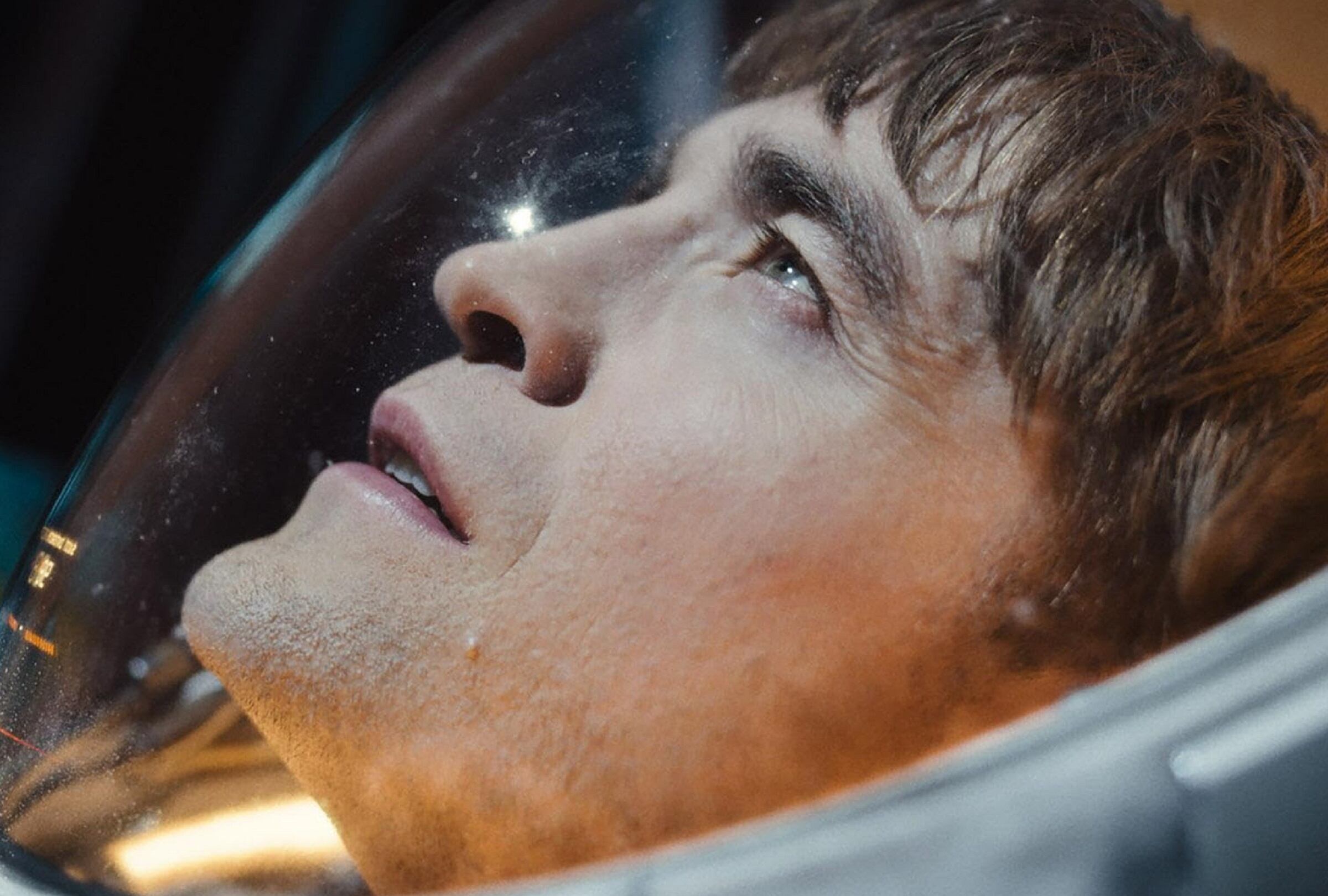 Robert Pattinson interpreta a Mickey Barnes, un empleado prescindible en Nilfheim, en la película "Mickey 17" (Foto: Warner Bros. Pictures)