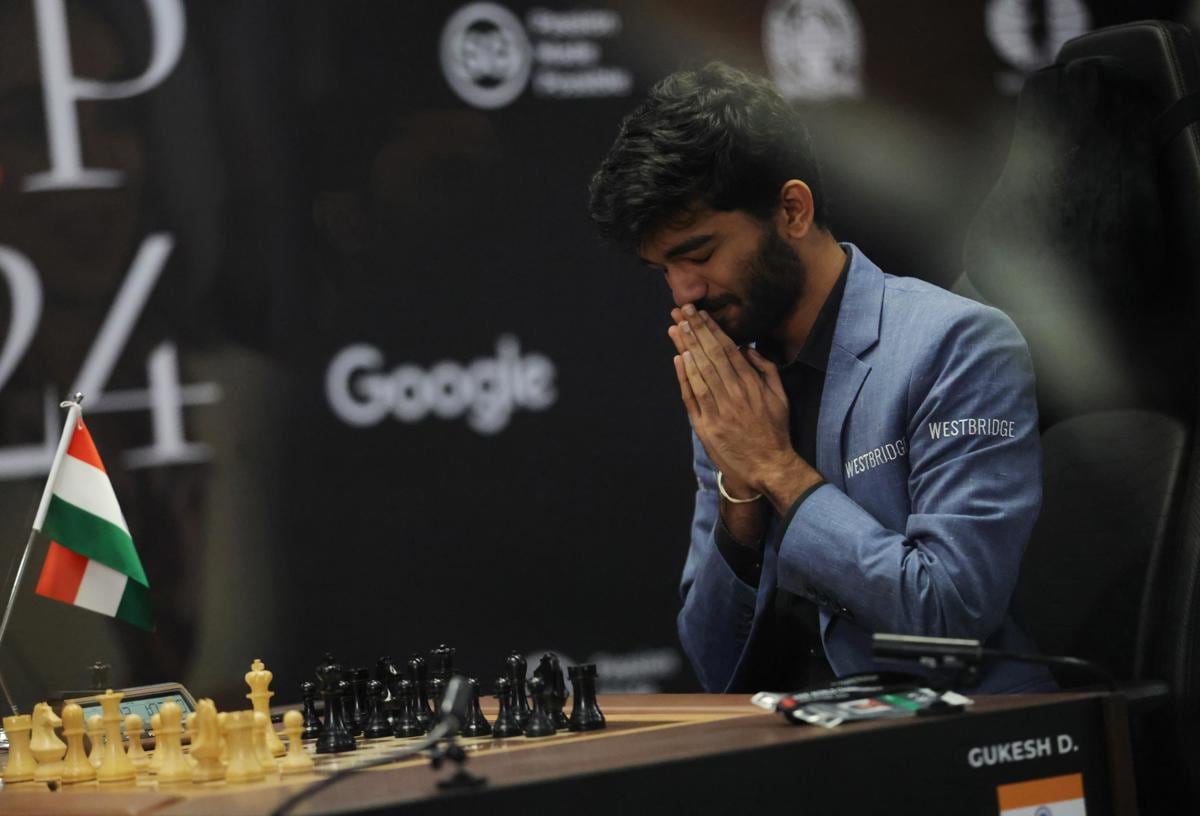El gran maestro de ajedrez Gukesh Dommaraju de India reacciona después de ganar la partida 14 contra Ding Liren (no en la foto) de China en el Campeonato Mundial de Ajedrez de la FIDE en Singapur, el 12 de diciembre de 2024. EFE/EPA/HOW HWEE YOUNG