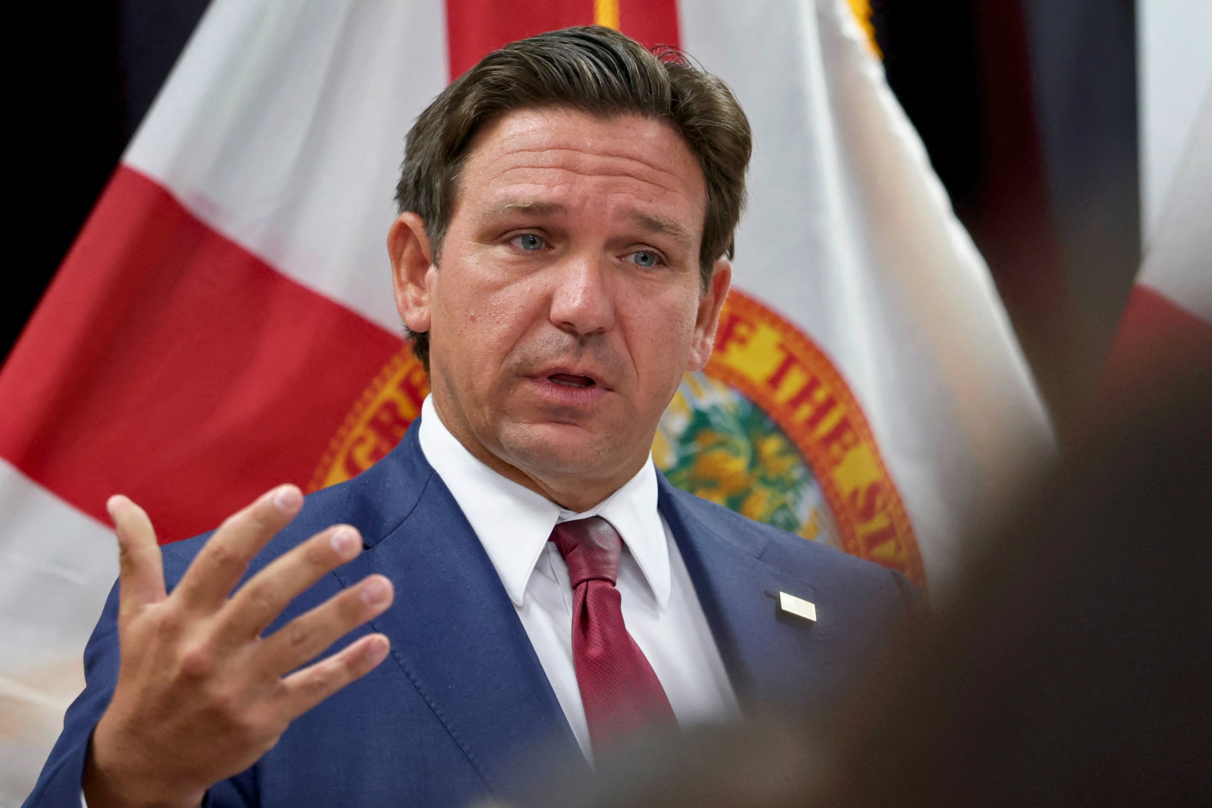 Ron DeSantis, gobernador del estado de Florida, firmó la ley HB 559, por lo que se confirmó qué entrará en vigor en octubre de 2026 (Foto: AFP)