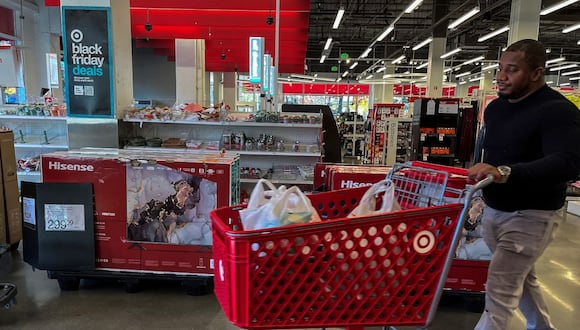 Un comprador pasa un cartel de rebajas del Black Friday en una tienda Target durante una oferta del Black Friday en Arlington, Virginia, el 22 de noviembre de 2023 (Foto: Andrew Caballero-Reynolds / AFP)