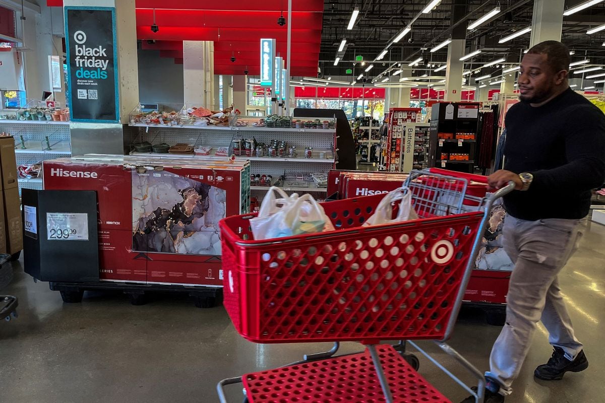 Un comprador pasa un cartel de rebajas del Black Friday en una tienda Target durante una oferta del Black Friday en Arlington, Virginia, el 22 de noviembre de 2023 (Foto: Andrew Caballero-Reynolds / AFP)