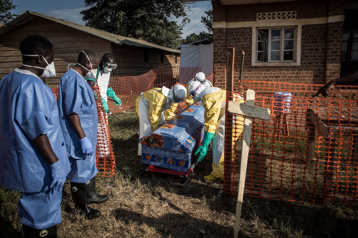 La tasa de letalidad alcanza el 48.6%, mientras que la OMS y la Unión Africana advierten que la epidemia aún no está bajo control. Foto: AFP