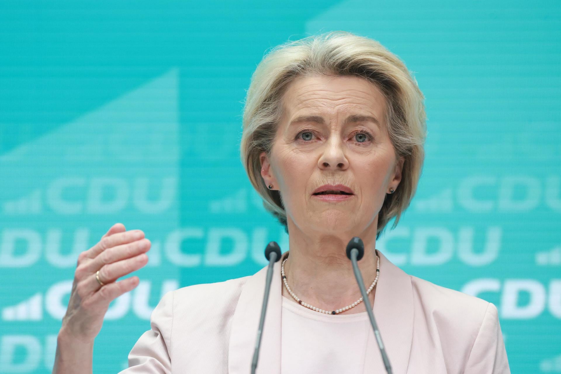 La Presidenta de la Comisión Europea, Ursula von der Leyen, habla durante una conferencia de prensa en la sede del partido Unión Demócrata Cristiana (CDU) en Berlín, Alemania, el 10 de junio de 2024. EFE/EPA/CLEMENS BILAN