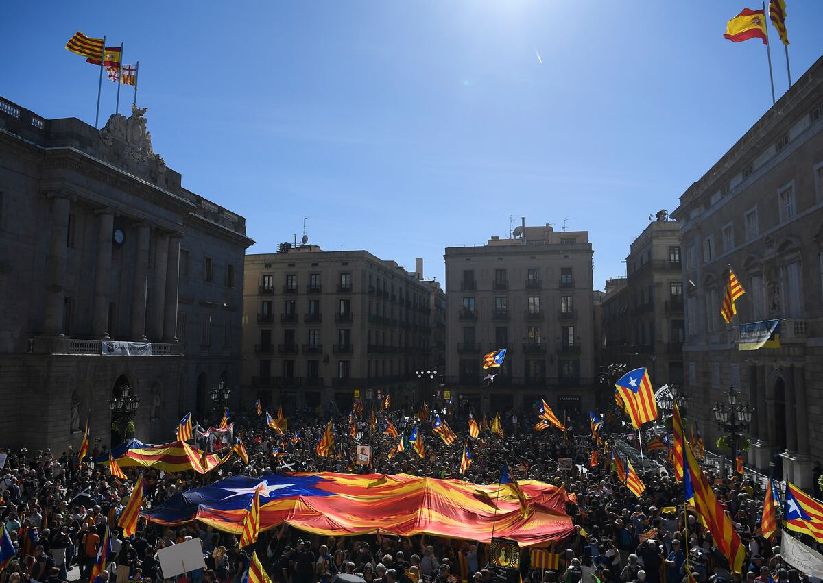 Más de 5.7 millones de personas podían votar para elegir legisladores del parlamento autonómico, situado en Barcelona. (Photo by Josep LAGO / AFP).