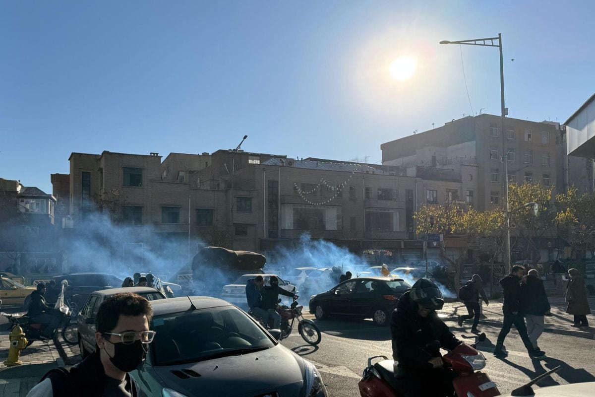 Comerciantes y comerciantes iraníes protestan contra las condiciones económicas, mientras la policía antidisturbios lanza gases lacrimógenos en Teherán, Irán, el 29 de diciembre de 2025. Foto: EFE/EPA/STRINGER