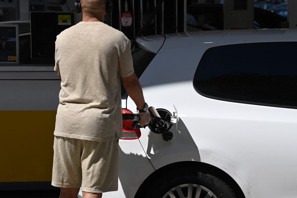 Los precios de la gasolina treparon con fuerza en agosto, alcanzando un máximo de US$ 3,984 por galón en la tercera semana del mes. (Photo by JOHN THYS / AFP)