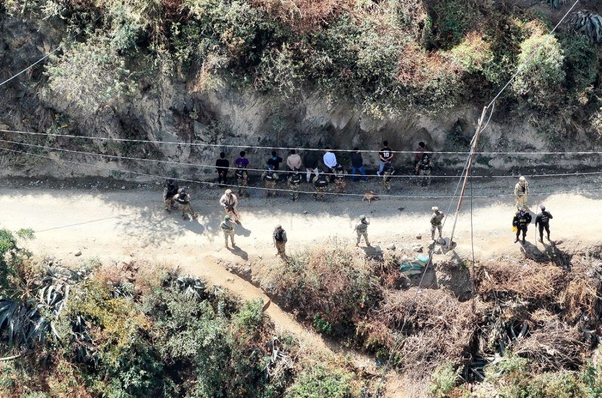 Comando Unificado de Pataz intervino a los sospechosos en posesión de armas de fuego, municiones de guerra y emulsiones explosivas. Foto: Mininter.